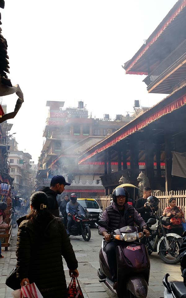Cena urbana em Kathmandu